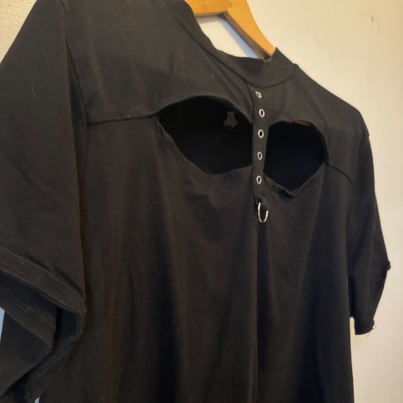 Hot topic cut out front grommet grunge punk design on back tee - Picture 2 of 5